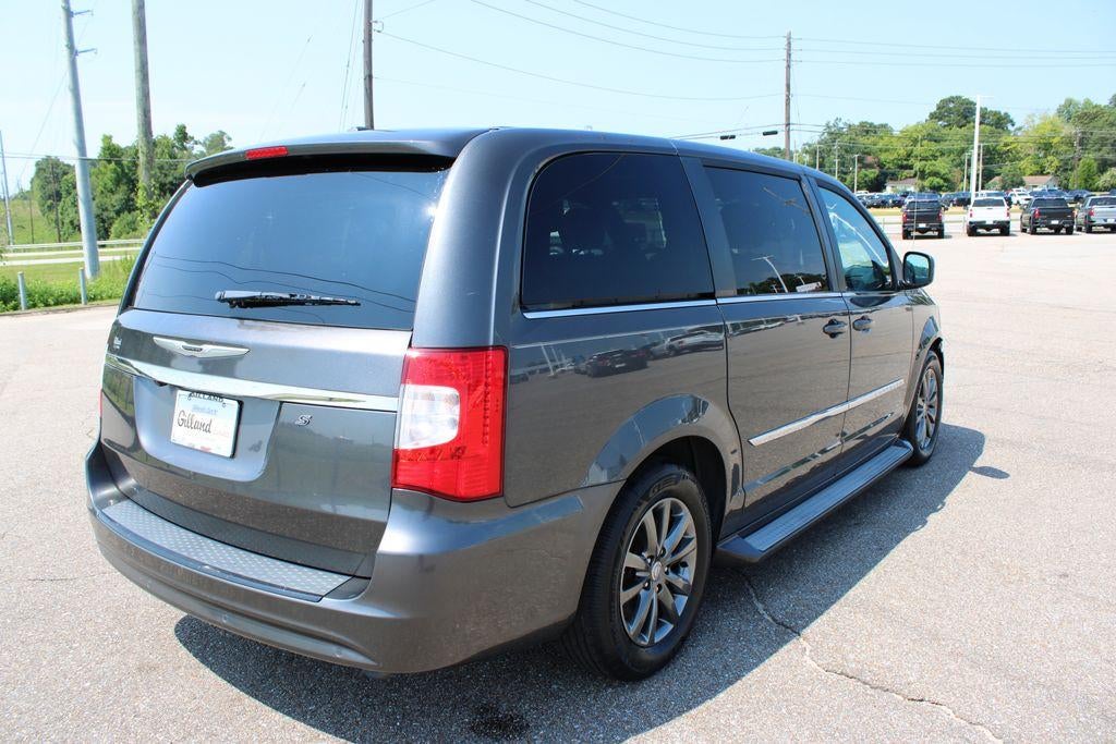 2016 Chrysler Town & Country S