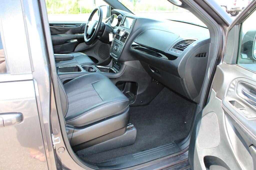 2016 Chrysler Town & Country S